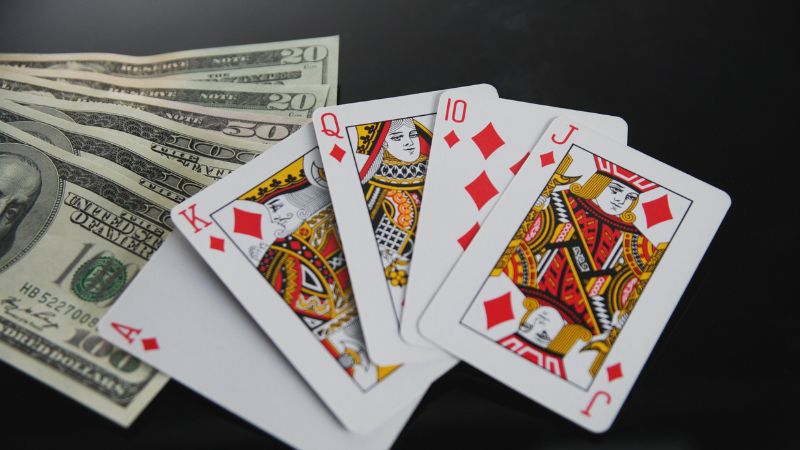 Hãy quan sát bài ngửa của đối thủ khi tham gia chơi game